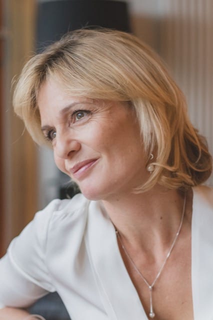 professional woman headshot photo