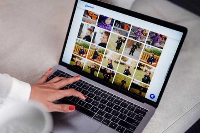 customer browsing a photo gallery